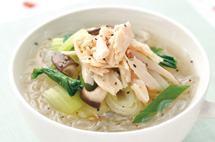 蒸し鶏とチンゲン菜のあったかしらたき麺
